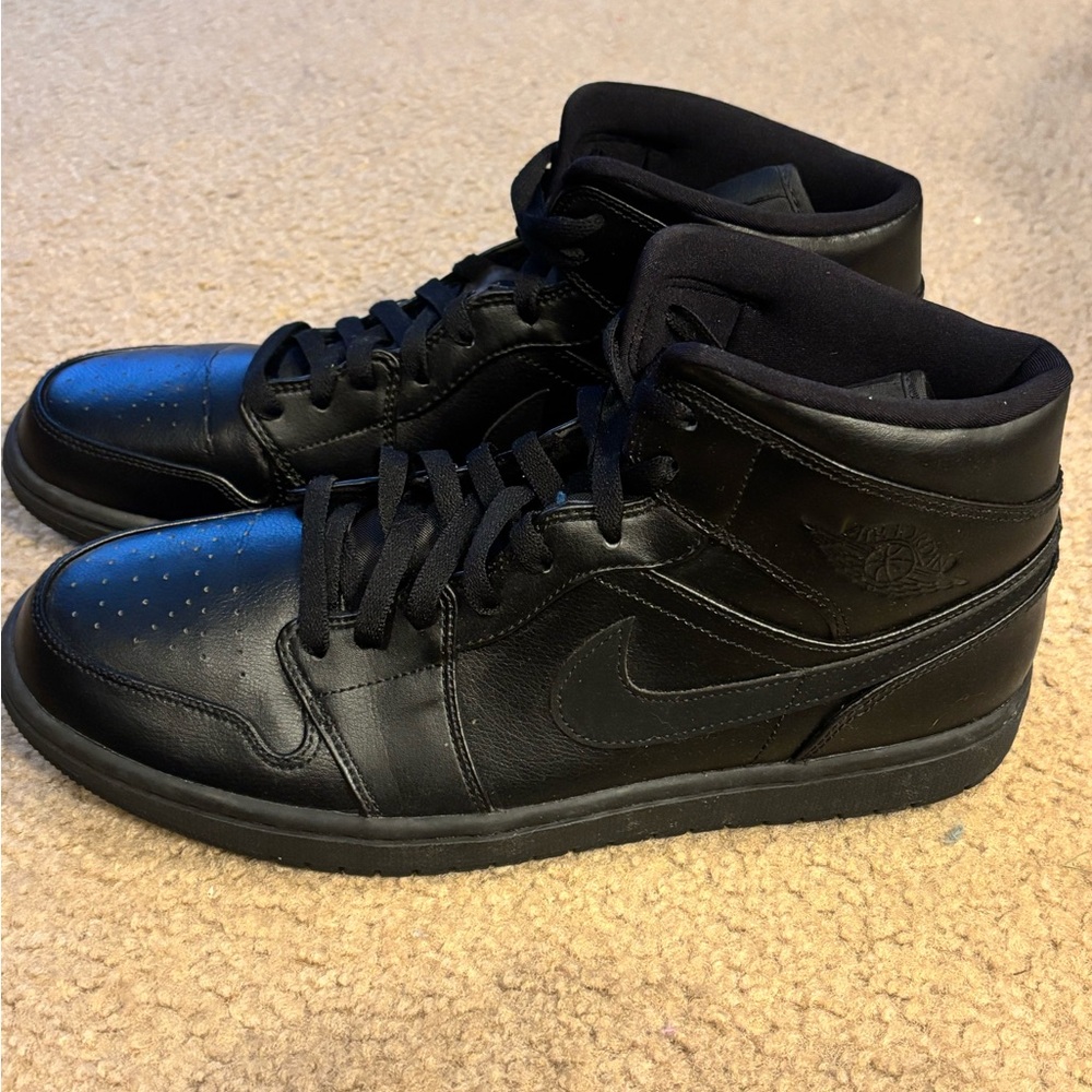 Air Jordan 1 Mid Triple Black
